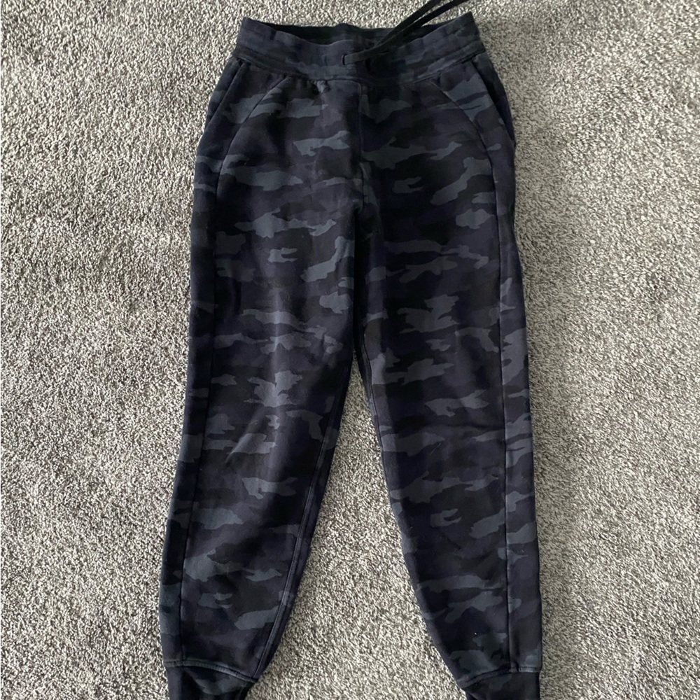 LULULEMON scuba joggers - black camo - size 8